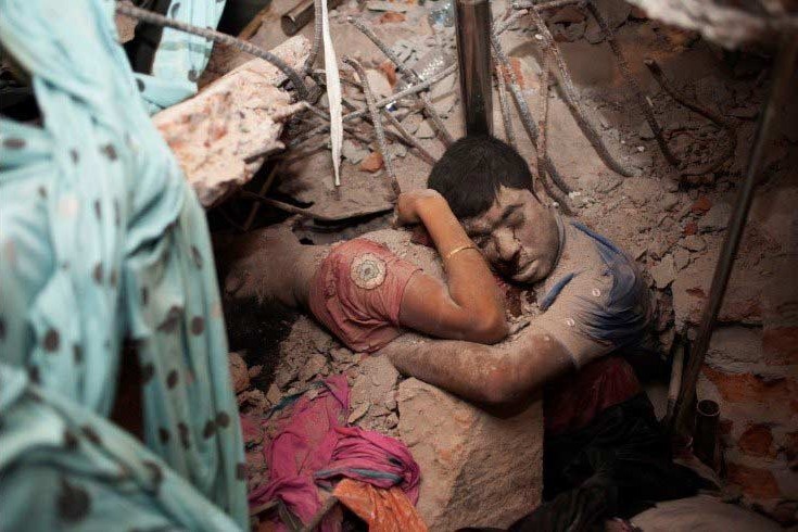 Le 24 avril 2013, un batiment de huit étages s'est effondré dans la banlieue de Dhaka, capitale du Bangladesh. Plus de 1000 personnes sont mortes dans la catastrophe. Les corps d'un couple enlacé ont été découverts sous les décombres. Photo prise par Taslima Akhter.