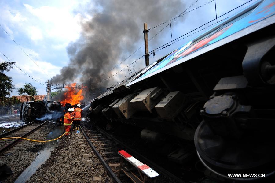 Indonésie: 6 morts et 59 blessés dans une collision entre un train et un camion à Jakarta (3)