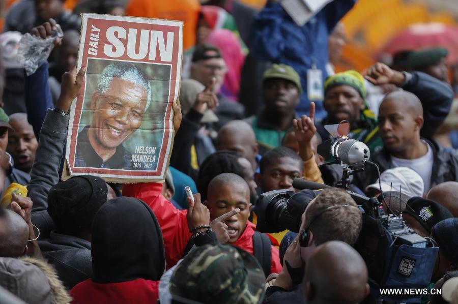 Les Sud-Africains participent à la cérémonie d'adieu de Mandela sous la pluie (6)