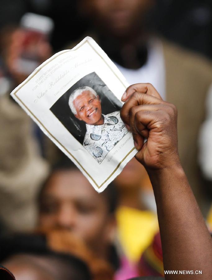 Les Sud-Africains participent à la cérémonie d'adieu de Mandela sous la pluie (2)