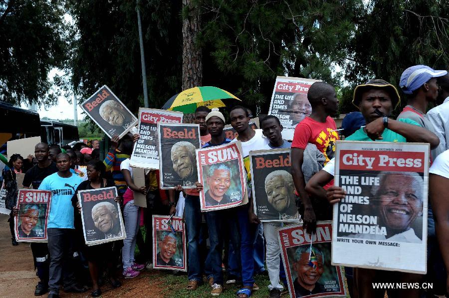 Le cercueil de Mandela transféré au siège de la présidence pour un dernier hommage (3)