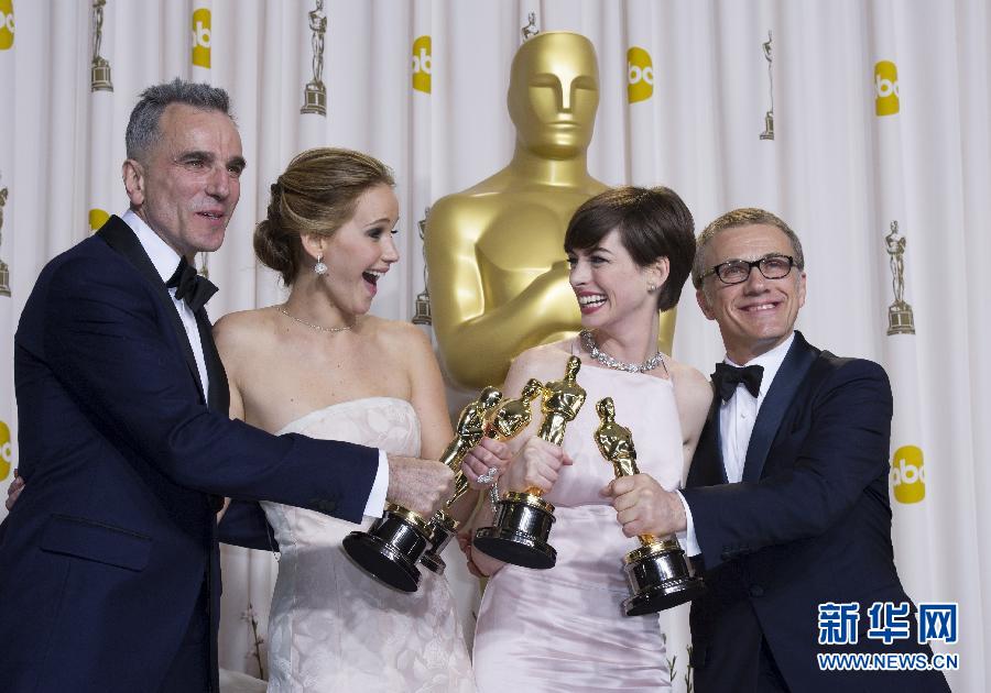 Le 24 février 2013, dans les coulisses de la 85e cérémonie des Oscars qui  s'est déroulée au Dolby Théatre de Los Angeles, où le meilleur acteur Daniel Day-Lewis, la meilleure actrice Jennifer Lawrence, le meilleur acteur dans un second r?le Christoph Waltz et la meilleure actrice dans un second r?le Anna Hathaway se sont prêtés volontiers à la traditionnelle pose. (Photo : Xinhua/Yang Lei)