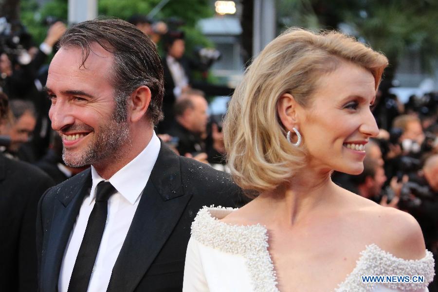 Photo d'archives de Jean Dujardin et Alexandra Lamy, le 27 mai 2012 à Cannes. En octobre 2013, Jean Dujardin a officialisé sa rupture lors de la remise du prix du Quai des Orfèvres. Ils s'étaient mariés en juillet 2009. (Photo: Xinhua/AFP)