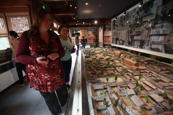 Des visiteurs étrangers dans le Musée du Hutong Shijia [Photo fournie au China Daily]