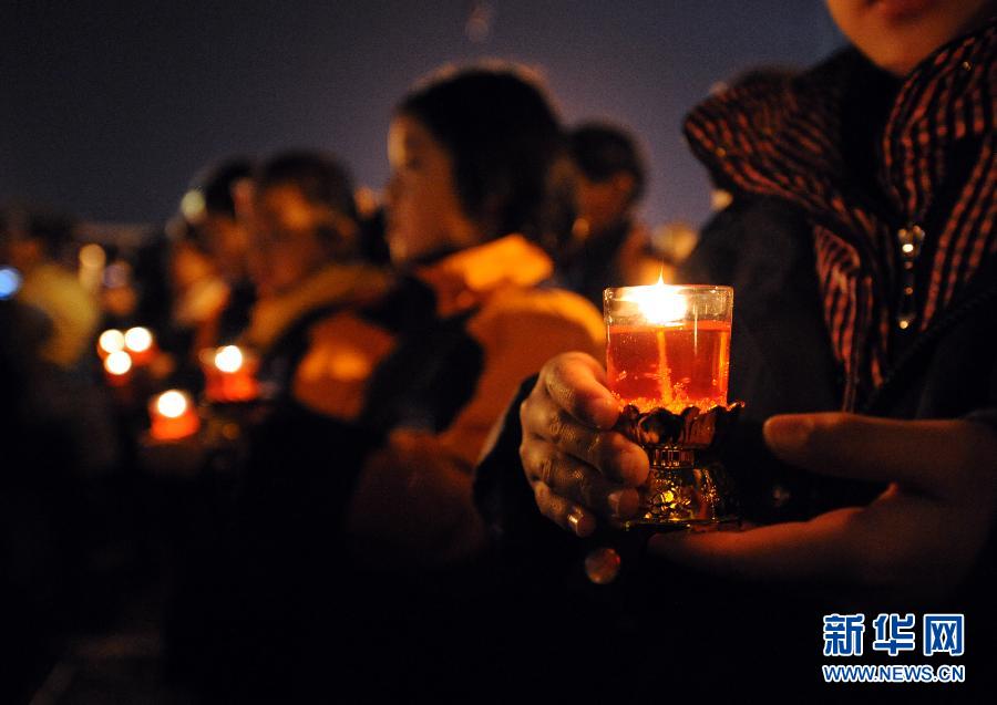 Jeudi 12 décembre au Mémorial des victimes du massacre de Nanjing, des écoliers, une bougie à la main, commémorent les victimes du crime perpétré par les troupes japonaises en 1937. (Photo : Xinhua/Sun Can)