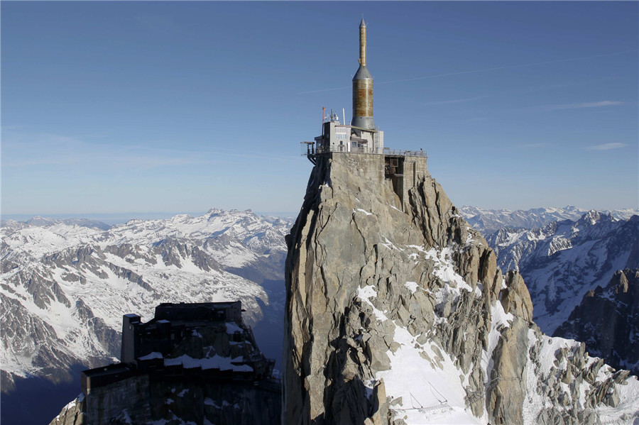 Une vue de l'installation ??Un pas dans le vide?? au sommet de la montagne de l'Aiguille du Midi à Chamonix, dans les Alpes fran?aises, le 17 décembre 2013. [Photo / agences]