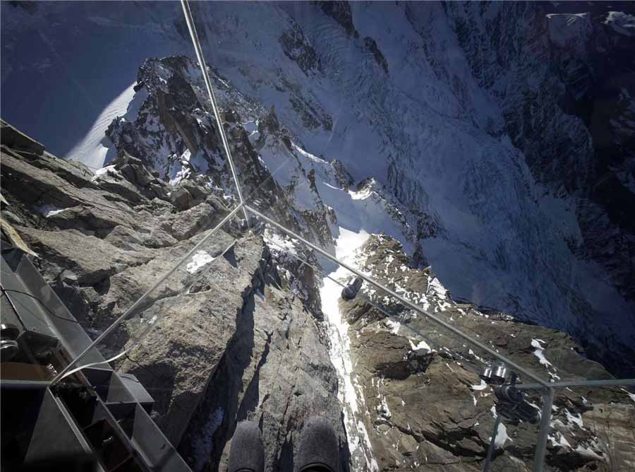 Vue vers le bas de l'installation ??Un pas dans le vide?? lors d'une visite de presse au sommet de la montagne de l'Aiguille du Midi à Chamonix, dans les Alpes fran?aises, le 17 décembre 2013. [Photo / agences]