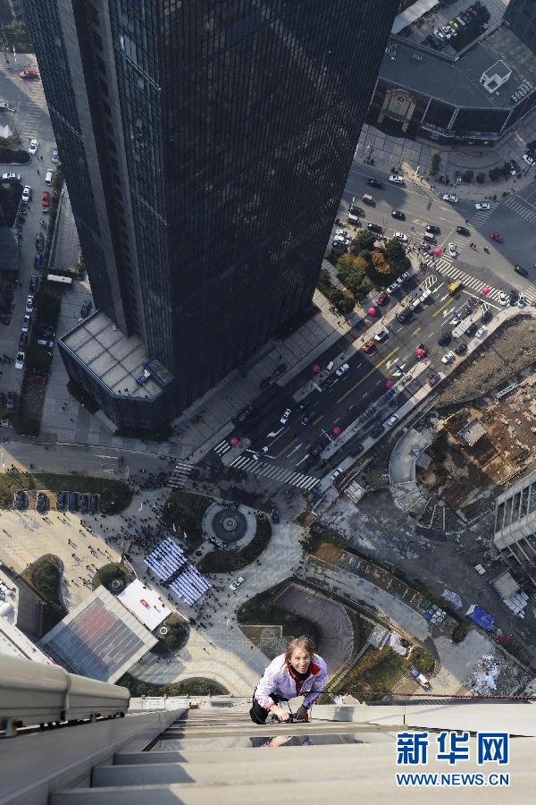 Samedi 21 décembre 2013, Alain Robert, surnommé le Spiderman fran?ais, continue  de défier les lois de la gravité, en grimpant cette fois à mains nues le Centre Shimao Tianji, une structure d'une hauteur de 288 mètres à Shao Xing, dans la province du Zhejiang. Source : Xinhua (photo/ Gao Jie)