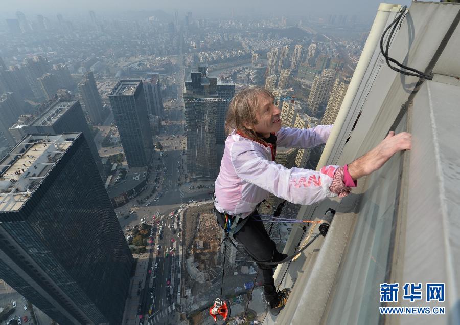 Samedi 21 décembre 2013, Alain Robert, surnommé le Spiderman fran?ais, continue  de défier les lois de la gravité, en grimpant cette fois à mains nues le Centre Shimao Tianji, une structure d'une hauteur de 288 mètres à Shao Xing, dans la province du Zhejiang. Source : Xinhua (photo/ Yuan Yun)