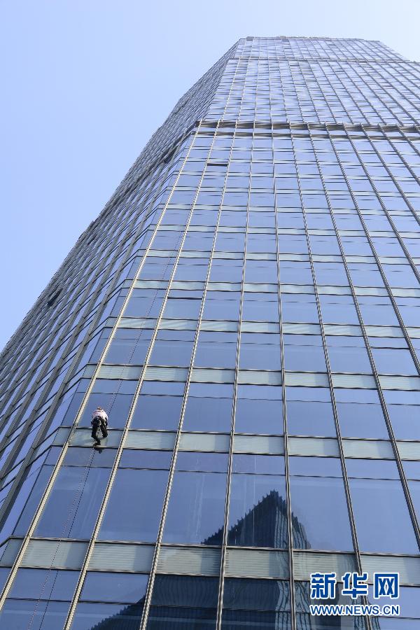 Samedi 21 décembre 2013, Alain Robert, surnommé le Spiderman fran?ais, continue  de défier les lois de la gravité, en grimpant cette fois à mains nues le Centre Shimao Tianji, une structure d'une hauteur de 288 mètres à Shao Xing, dans la province du Zhejiang. Source : Xinhua (photo/ Gao Jie)