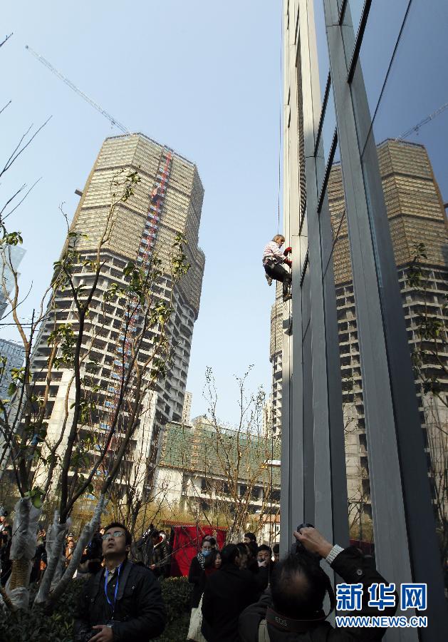 Samedi 21 décembre 2013, Alain Robert, surnommé le Spiderman fran?ais, continue  de défier les lois de la gravité, en grimpant cette fois à mains nues le Centre Shimao Tianji, une structure d'une hauteur de 288 mètres à Shao Xing, dans la province du Zhejiang. Source : Xinhua (photo/ Liang Yongfeng)