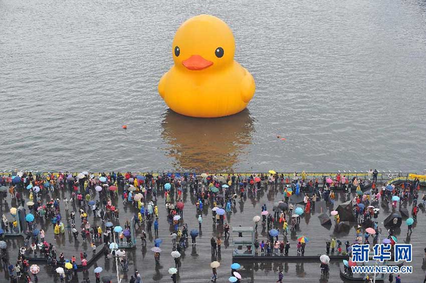 Le 21 décembre, malgré la pluie, de nombreux visiteurs se sont réunis sur la Place de la Mer de Jilong pour admirer le canard géant jaune. Il a été annoncé que le canard d'une hauteur de 18 mètres passerait No?l et le Nouvel An avec les visiteurs. Source : Xinhua  [Photo / Chen Yehua]