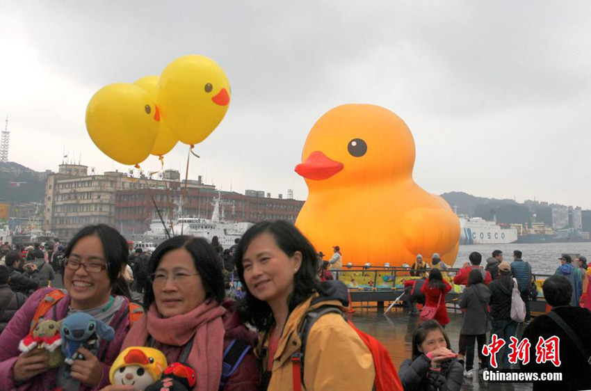 Le 21 décembre, le célèbre canard géant jaune a fait une apparition officielle dans le port de Jilong, à Taiwan. Malgré le temps froid et pluvieux de nombreux visiteurs sont allés admirer le canard et ont pris des photos. Source : China News Service [Photo / Donghuifeng]