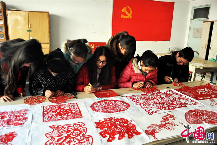 Le 29 décembre 2013, pour accueillir l'arrivée de l'année du Cheval 2014, une douzaine d'étudiants de la Faculté des sciences de la vie de l'Université Liaocheng  profitent de leur temps libre pour confectionner plus de 20 ?uvres en papier découpé, reproduisant essentiellement des chevaux, en utilisant l'art populaire chinois traditionnel du papier découpé.