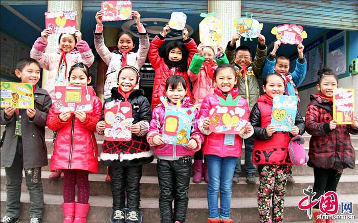 Le 30 décembre, des enfants de l'école primaire de Shuanghe du district de montagne de Huaying envoient leurs v?ux de bonne année à leurs parents partis travailler au loin avec des cartes de nouvel an qu'ils ont fabriquées eux-mêmes. 