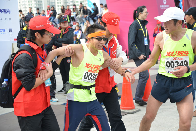 Des participants au marathon international de Xiamen en plein effort. Cet événement annuel, le premier grand marathon de 2014, a attiré des milliers de coureurs venus de 45 pays et régions vers la ville insulaire de la Province du Fujian jeudi. [Chang Haijun / Pour le China Daily]