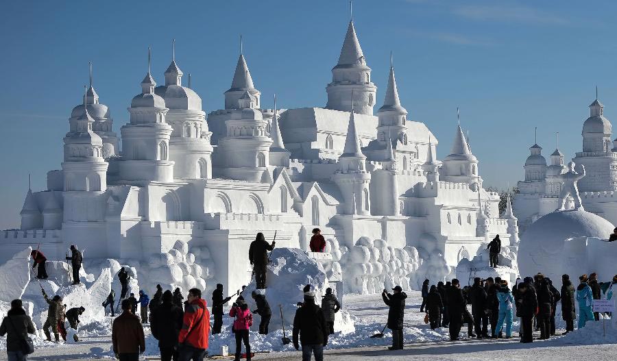 Des visiteurs admirent une sculpture de neige dans le parc national forestier Jingyuetan à Changchun, capitale de la province du Jilin, en Chine du Nord, le 2 janvier 2014. Le ? Jingyue Snow World ?, qui compte de nombreuses de sculptures de neige, a été ouvert aux touristes jeudi. [Photo / Xinhua]