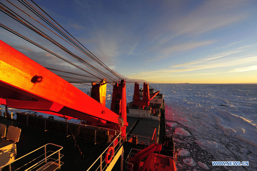 Le brise-glace chinois Xuelong piégé à son tour après avoir secouru le navire russe