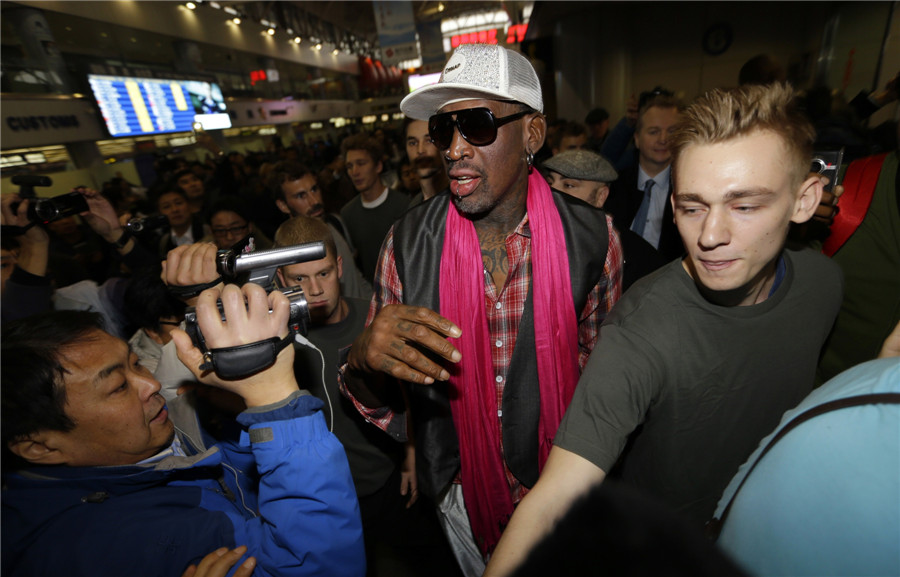 L'ancien joueur de basket-ball NBA Dennis Rodman parle aux journalistes à son arrivée à l'aéroport international de Beijing avant son départ pour Pyongyang, à Beijing, le 6 janvier 2014. [Photo / agences]