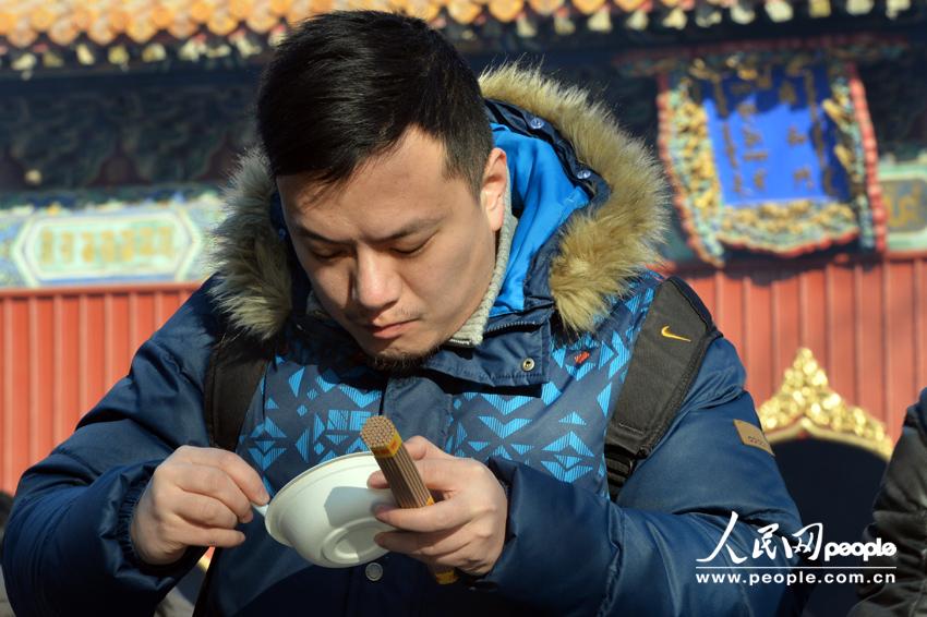 Distribution gratuite de bouillie pour la Fête Laba au Temple des Lamas de Beijing (17)