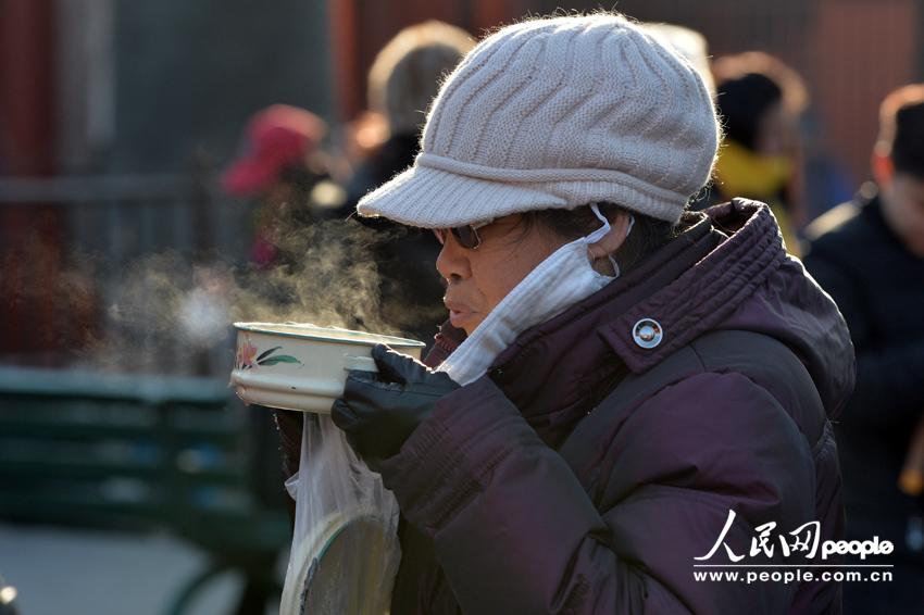 Distribution gratuite de bouillie pour la Fête Laba au Temple des Lamas de Beijing (12)