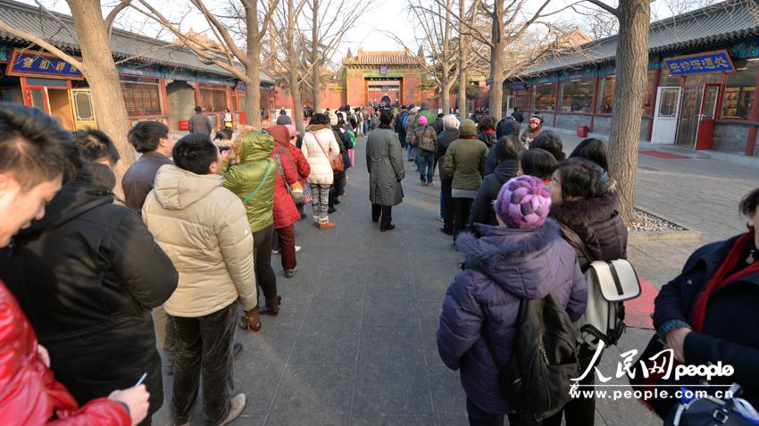 Distribution gratuite de bouillie pour la Fête Laba au Temple des Lamas de Beijing (9)