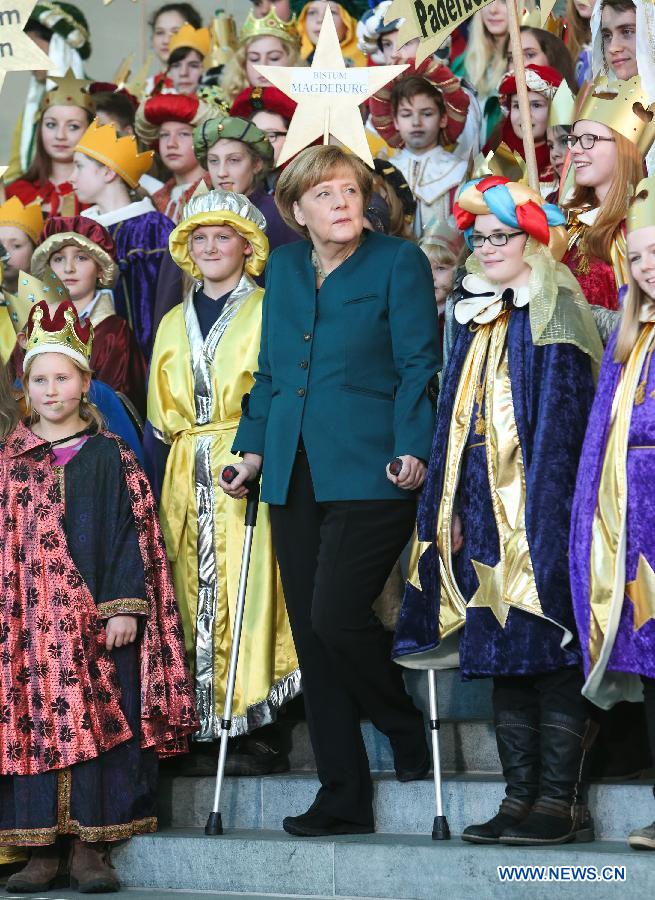 La chancelière allemande Angela Merkel pose avec des béquilles lors d'un événement caritatif, à la chancellerie, à Berlin, capitale allemande, le 7 janvier 2014. Merkel s'est blessée au bassin lorsqu'elle faisant du ski en Suisse au cours des vacances de No?l. 