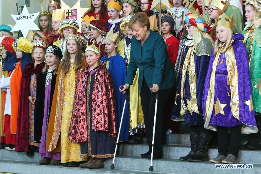 La chancelière allemande Angela Merkel pose avec des béquilles lors d'un événement caritatif, à la chancellerie, à Berlin, capitale allemande, le 7 janvier 2014. Merkel s'est blessée au bassin lorsqu'elle faisant du ski en Suisse au cours des vacances de No?l. 