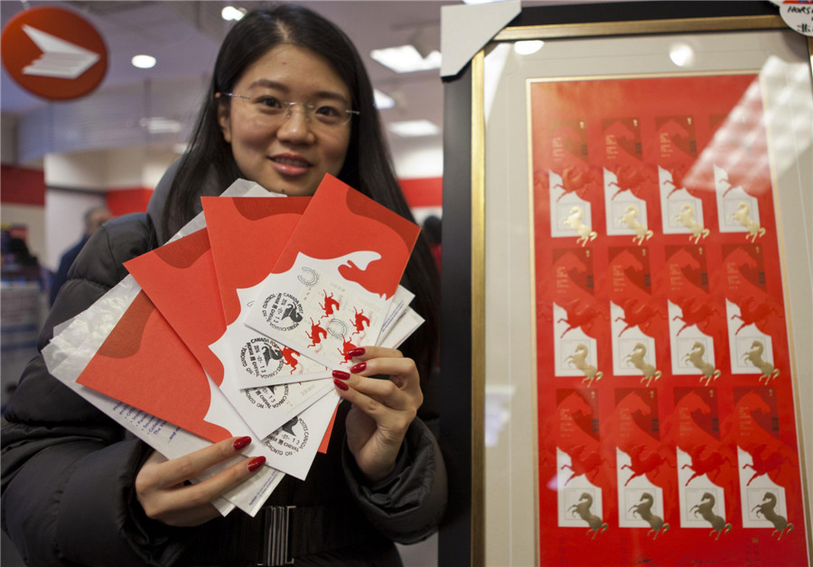 La poste canadienne a émis lundi des timbres sur le thème de l'Année du Cheval, à valeur nationale et internationale, et des objets de collection sur le même sujet, à l'occasion de la prochaine année lunaire chinoise du Cheval. [Photo / Xinhua]