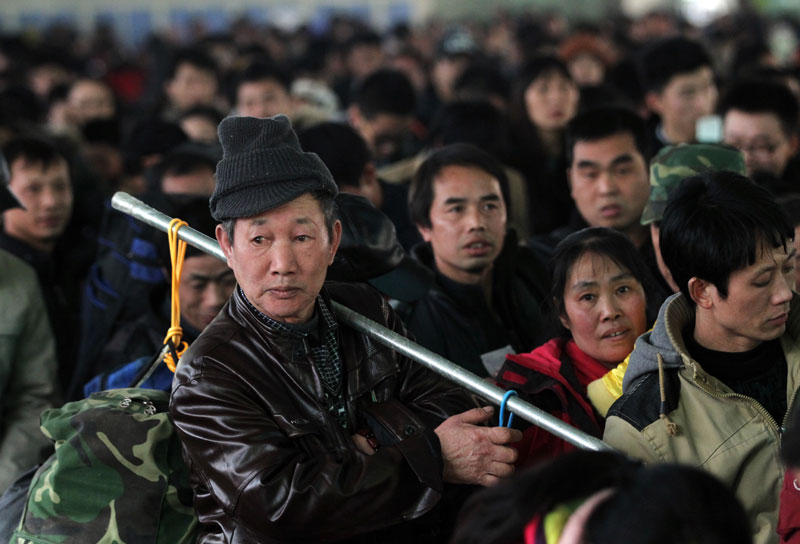 Des passagers attendent pour embarquer à bord d'un train à la gare de l'Ouest de Beijing mardi avant le pic annuel des voyages de la Fête du Printemps de 40 jours, qui commence jeudi. [Photo Zou Hong / China Daily]