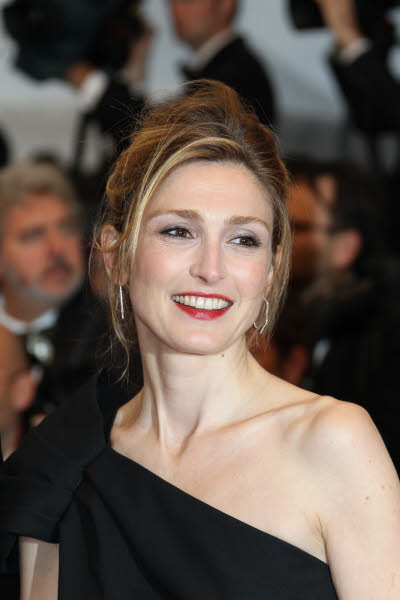 Les looks tendance de Julie Gayet (13)