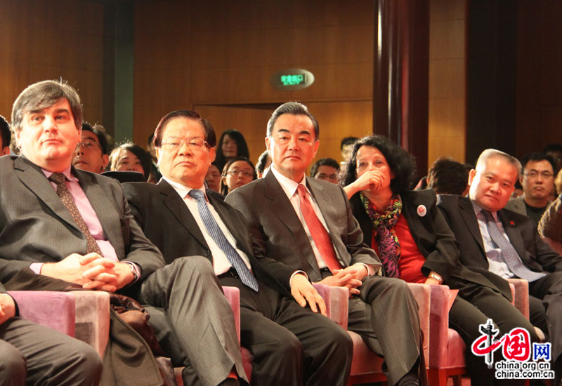 Une conférence de presse sur le cinquantième anniversaire de l'établissement des relations diplomatiques entre la France et la Chine se tient le 17 janvier 2014 au Grand Théatre national de Chine à Beijing. (Crédit photo: Zhang Pingping)