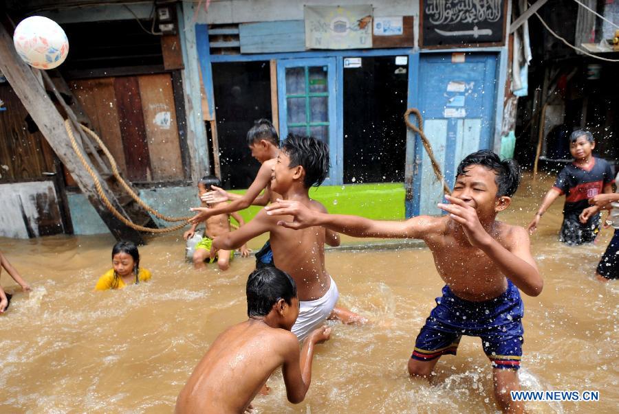 Indonésie : des inondations font 7 morts et 11 000 déplacés à Jakarta  (9)