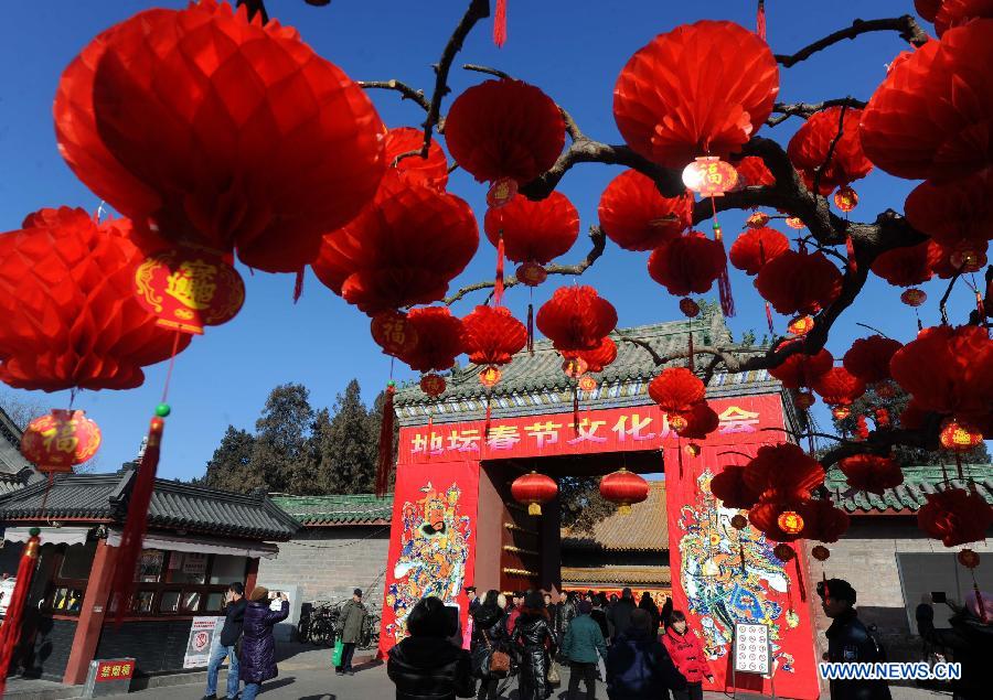 Des artistes lors de la foire du temple dans le parc du Temple de la Terre (Ditan) à Beijing, capitale de la Chine, le 30 janvier 2014. La 29e Foire du temple dans le parc du Temple de la Terre ouvre ses portes au public jeudi.