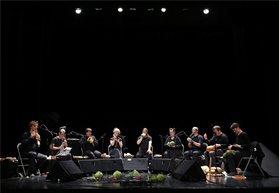 Les musiciens du Vegetable Orchestra effectuer un contr?le du son avec leurs instruments à base de légumes avant un concert à Haguenau, dans l'Est de la France, le 15 janvier 2014. [Photo / agences]