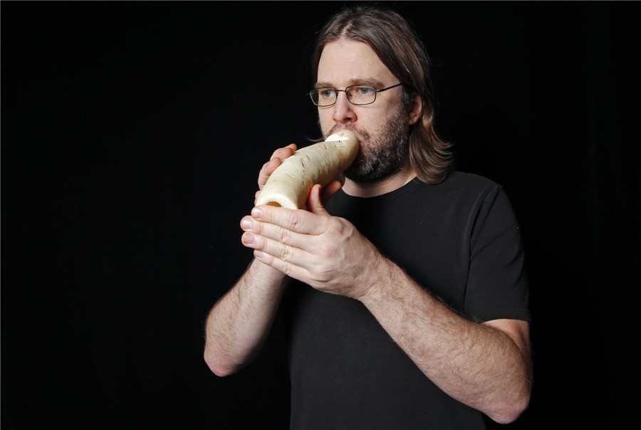 Jorg Piringer, musicien autrichien membre du Vegetable Orchestra, pose pour une photo avec un instrument de musique à base de légumes à Haguenau, dans l'Est de la France, le 15 janvier 2014. [Photo / agences]