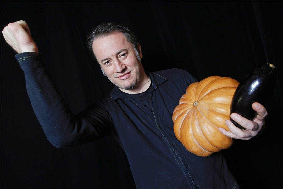 Jurgen Berlakovich, musicien autrichien membre du Vegetable Orchestra, pose pour une photo avec un instrument de musique à base de légumes à Haguenau, dans l'Est de la France, le 15 janvier 2014. [Photo / agences]