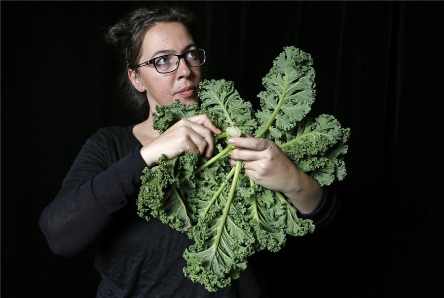 Barbara Kaiser, musicienne autrichienne membre du Vegetable Orchestra, pose pour une photo avec un instrument de musique à base de légumes à Haguenau, dans l'Est de la France, le 15 janvier 2014. [Photo / agences]