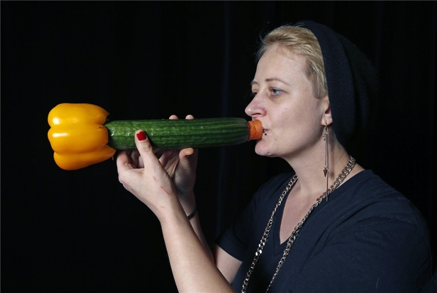 Martina Winkler, musicienne autrichienne membre du Vegetable Orchestra, pose pour une photo avec un instrument de musique à base de légumes à Haguenau, dans l'Est de la France, le 15 janvier 2014. [Photo / agences]