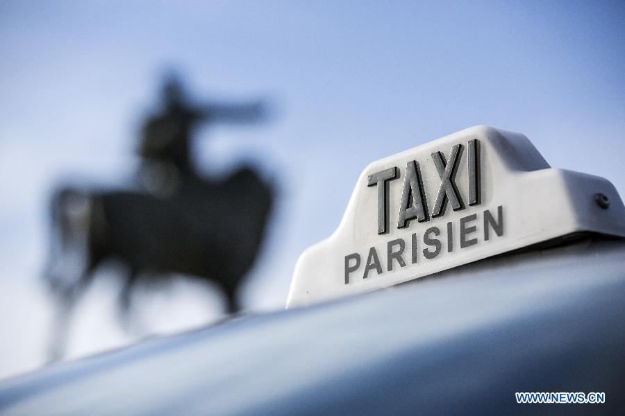 France : les taxis parisiens continuent de manifester leur colère