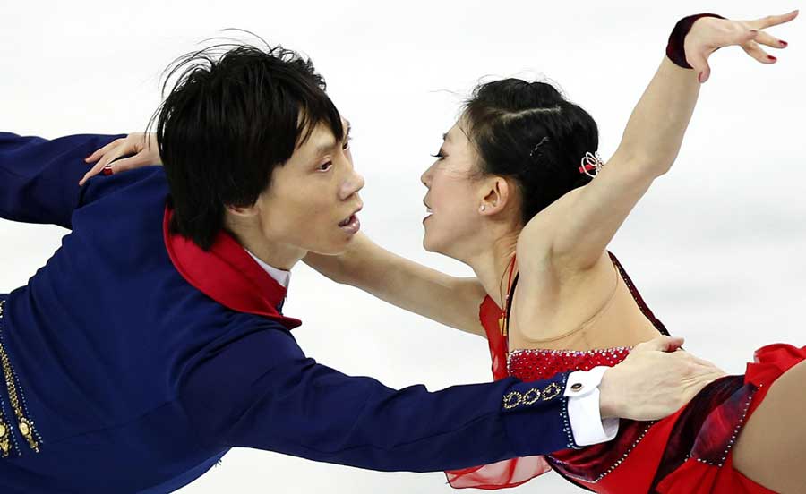 Le couple chinois Pang Qing (à gauche) et Tong Jian participent au programme libre en couple de la compétition de patinage artistique sur la glace du Palais Iceberg durant les Jeux olympiques d'hiver de 2014 en Russie , mercredi 12 février 2014, à Sotchi. [Photo/Xinhua]