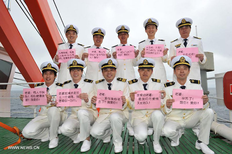 Les marins et plusieurs déclarations d'amour pour leurs épouses sur le Xuelong, le brise-glace chinois et navire de recherche (Dragon des neiges) en Antarctique le 11 février 2014. A l'approche de la Fête des Lanternes et la Saint-Valentin, qui tombent le même jour cette année, dix marins du Xuelong ont déposé mardi les "bouteilles de dérive de l'amour" à la mer. [Photo/Xinhua]