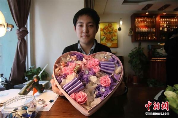 Dans un café à Taiyuan (captiale de la province du Shanxi), Xiaoding est occupé à fabriquer des ?fleurs éternelles? assisté par un enseignant, afin de les offrir à sa petite amie pour la Saint-Valentin. Le jeune homme souhaitant que leur amour soit éternel comme ces fleurs.