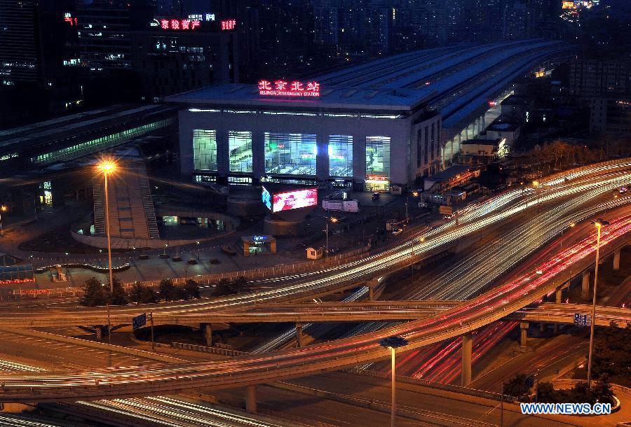 Photo prise le 10 février 2014 montrant la vue nocturne de la Gare du Nord de Beijing