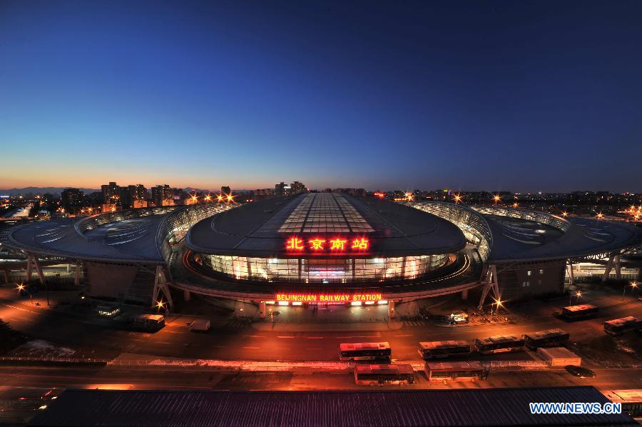 Photo prise le 9 février 2014 montrant la vue nocturne de la Gare du Sud de Beijing