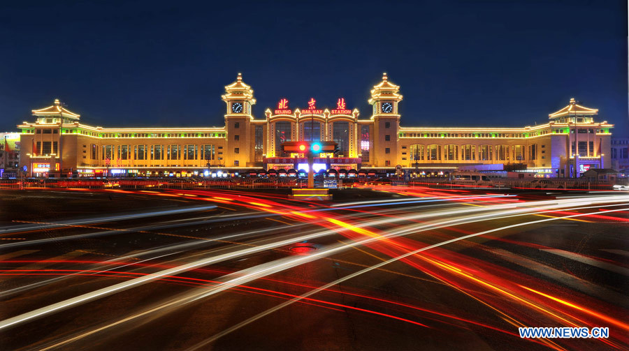 Photo prise le 5 février 2014 montrant la vue nocturne de la Gare de Beijing