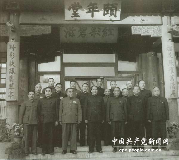 Des membres de la Commission militaire révolutionnaire du peuple chinois posent pour une photo en 1952.