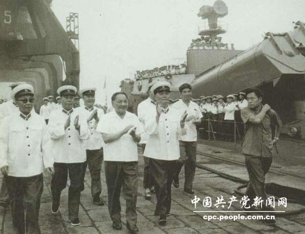 Deng Xiaoping visite la flotte de la Mer de Chine du Nord de l'APL, et embarque sur un destroyer lance-missiles pour inspecter la défense maritime de la marine, en ao?t 1979.