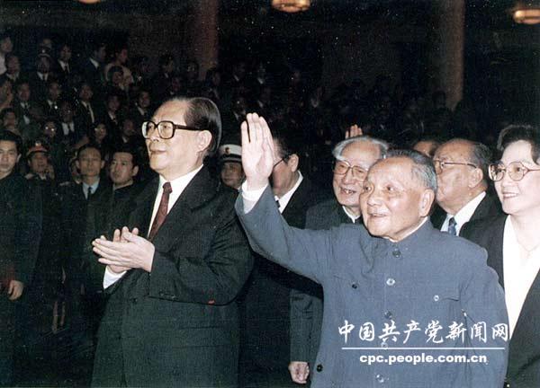 Deng Xiaoping assiste à la réunion élargie de la Commission militaire centrale, en novembre 1989.