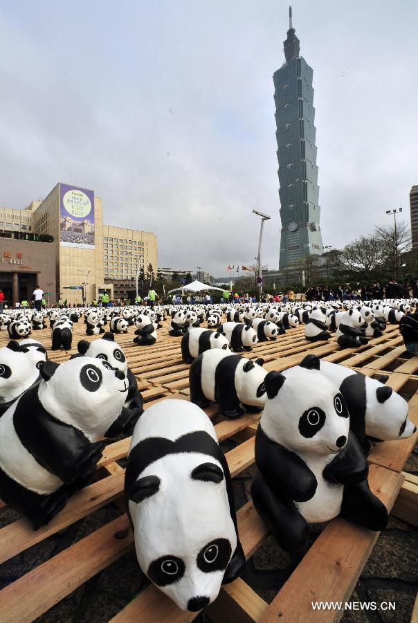 Des pandas en papier présentés lors de l'exposition en plein air intitulée ? Pandas World Tour-Taipei ? sur la Place des Citoyens à Taipei, au sud-est de Taiwan, en Chine, le 27 février 2014. [Photo/Xinhua]